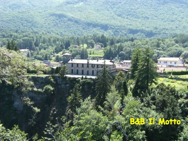 Grandola ed Uniti - Menaggio - In avvicinamento all'orrido della Val Sanagra - Giugno 2011 ( bytes)
