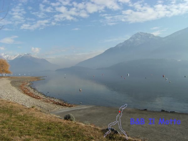 Lago di Como - Le montagne riflesse nel lago - Inverno 2011 ( bytes)