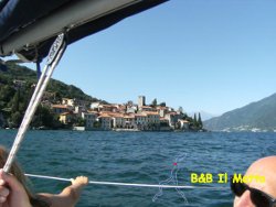 Rezzonico - Comune di San Siro - Dal lago la sagoma del castello (55511 bytes)