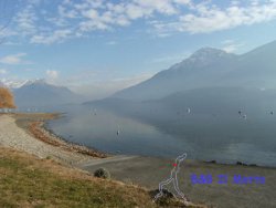 Lago di Como - Le montagne riflesse nel lago - Inverno 2011 (42641 bytes)
