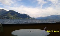 Il panorama del centro lago visto da Rezzonico (44482 bytes)