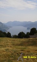 Agosto 2013 - Dai Monti di Rezzonico la vista sul Centro lago, quasi quasi fino a Lecco (56899 bytes)