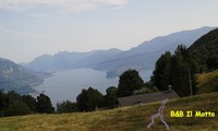 Agosto 2013 - Dai Monti di Rezzonico la vista sul Centro lago, quasi quasi fino a Lecco (48323 bytes)