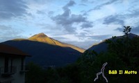 Maggio 2013 - dalle finestre di casa, il solito Legnoncino ci nasconde il Legnone (44181 bytes)