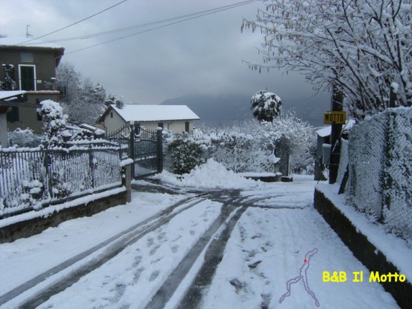 Inverno 2013 - Nevicata e cumuli di neve (84293 bytes)